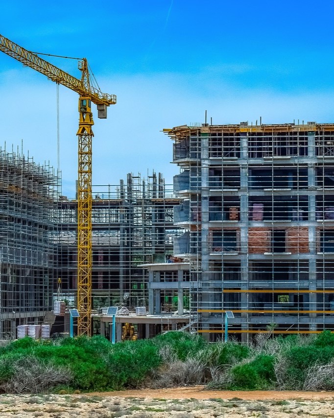 Großes Hotel- / Gewerbegebäude während der Bauphase