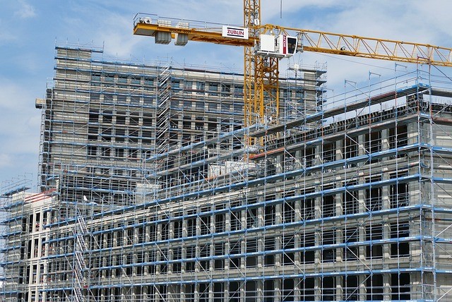 Großes Gebäude, welches sich noch in der Bauphase befindet und von einem Kran überragt wird