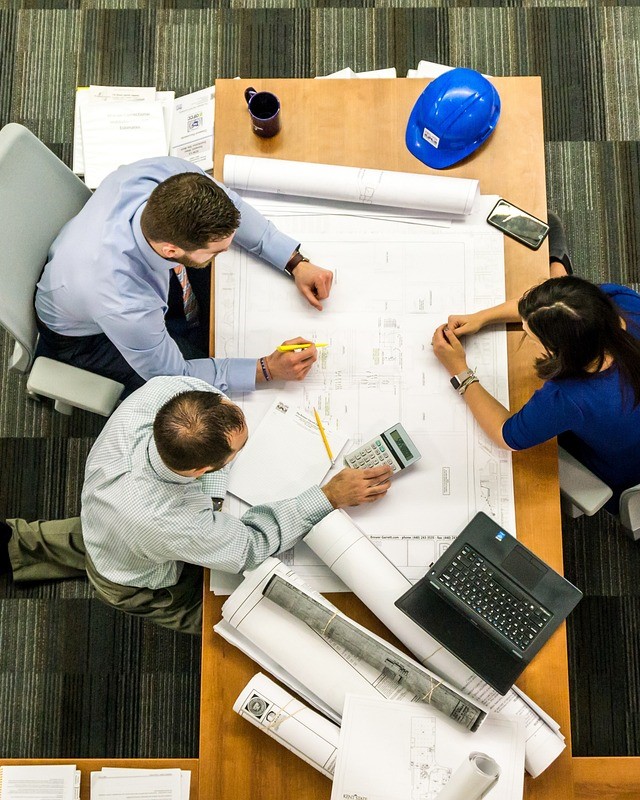 Ingenieure und Planer, die gerade auf ihrem Plan ihr Vorgehen besprechenr